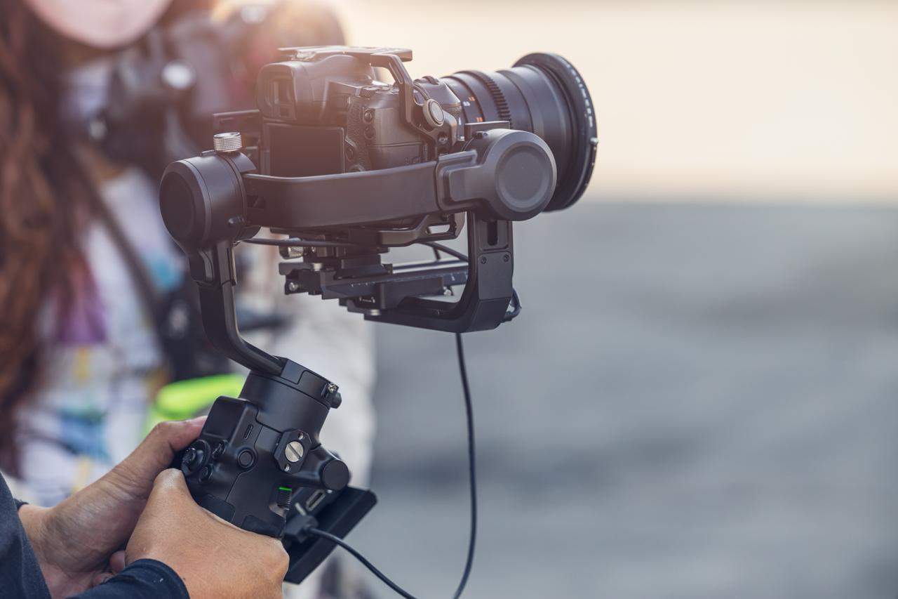 Aftermovie çekimi için gimbal kullanan kameraman