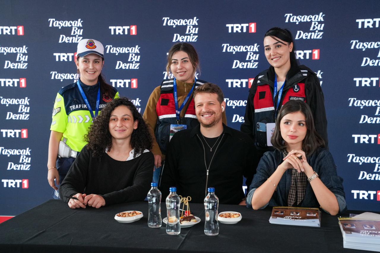 Taşacak Bu Deniz oyuncuları imza günü fotoğrafları
